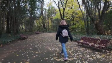 Valladolid şehrindeki Campo Grande Parkı 'nın patikalarında gezinen turist kadın.