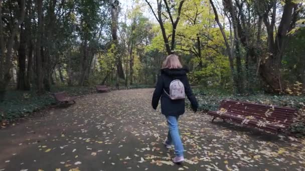 Turistkvinna Promenader Längs Stigarna Till Campo Grande Park Staden Valladolid — Stockvideo