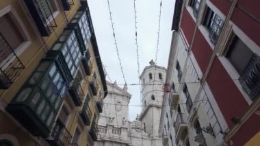Önünde İspanya 'nın katedrali bulunan Valladolid şehrinin resimli binaları.