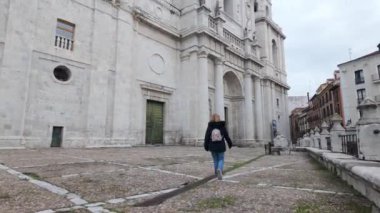 İspanya 'nın Valladolid kentindeki ortaçağ katedralinin önünde gezinen turist kadın..