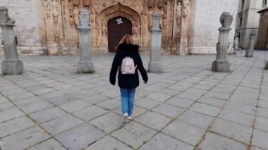 Valladolid 'deki San Pablo Kilisesi' nin etkileyici cephesinin önündeki turist kadın.