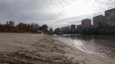 İspanya 'daki Valladolid Kastilya şehrinden geçen Pisuerga Nehri