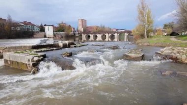 İspanya 'nın Valladolid kentindeki Pisuerga Nehri' ni geçen Roma köprüsü