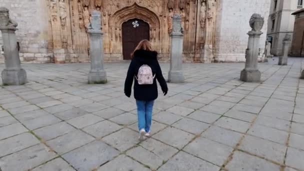 バラドリッドのサンパブロ教会の印象的な正面の前に観光女性 — ストック動画