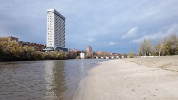 Praia Areia Nas Margens Rio Pisuerga Enquanto Passa Pela Cidade — Vídeo de Stock