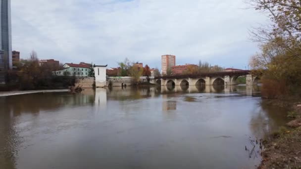 Romerska Bron Över Floden Pisuerga Den Monumentala Staden Valladolid Spanien — Stockvideo