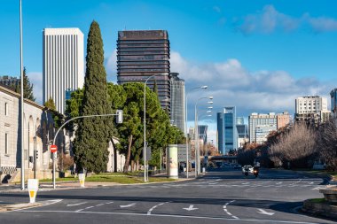 Madrid 'deki Paseo de la Castellana' da finans ve ekonomi bölgesinde gökdelenler bulunmaktadır.