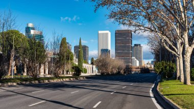 Madrid 'deki Paseo de la Castellana' da finans ve ekonomi bölgesinde gökdelenler bulunmaktadır.