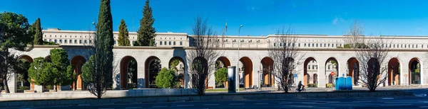 Madrid, İspanya 'daki Paseo de la Castellana' daki yeni bakanlık binalarının kemerleri.