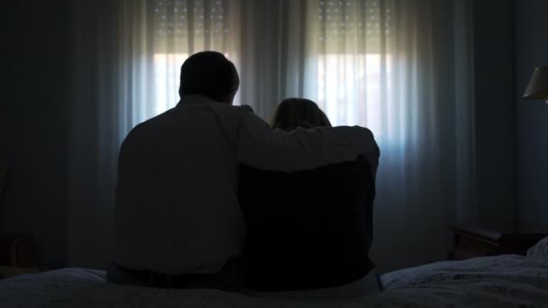 Mulher Homem Costas Sentados Cama Enquanto Homem Conforta Mulher Deprimida — Vídeo de Stock