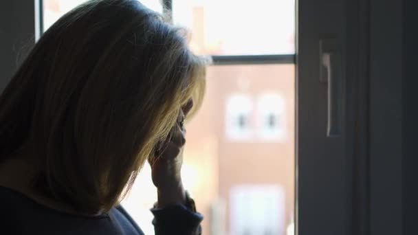 Depressieve Vrouw Door Een Raam Terwijl Lijdt Aan Haar Negatieve — Stockvideo