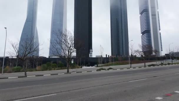 マドリード市の金融街の高層ビルは霧で曇った日に — ストック動画