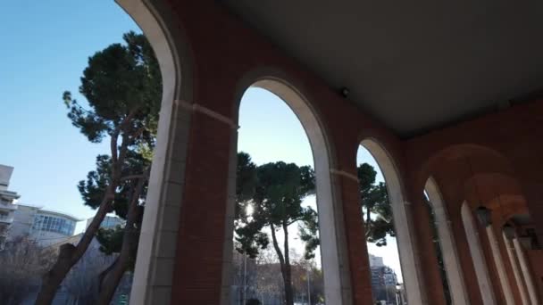 スペイン マドリードにある50の省庁の古典的な建物のアーチ — ストック動画
