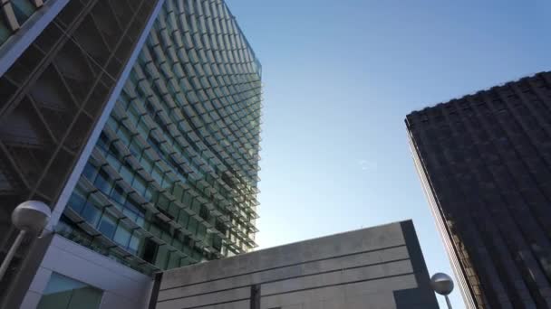 スペイン マドリードのビジネスセンターに会社のオフィスでいっぱいの近代的な建物 — ストック動画