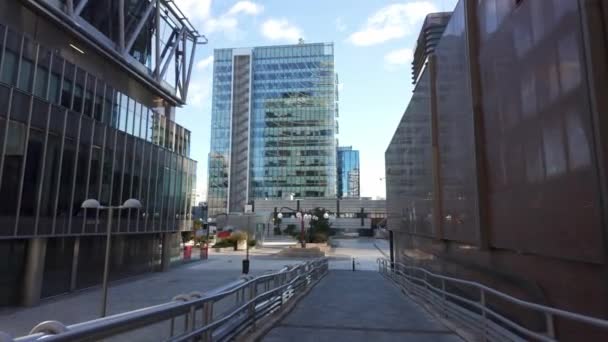 現代の高層ビルは スペインのマドリードの金融地区にある多国籍企業の本社 — ストック動画