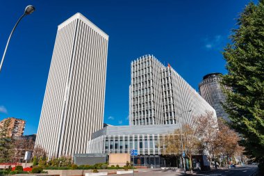 Paseo de la Castellana, Madrid 'in kuzeyden güneye ana caddesi, İspanya