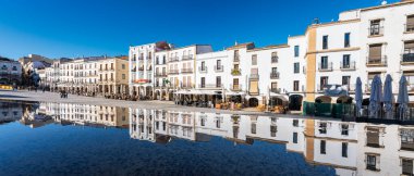 Caceres, Extremadura şehrinin sularına yansıyan beyaz evlerin cepheleri