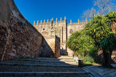 Unesco şehri Caceres 'in tarihi merkezindeki eski Roma kilisesi.
