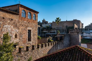 İspanya 'nın orta çağ şehri Caceres' in yanındaki ortaçağ yapıları