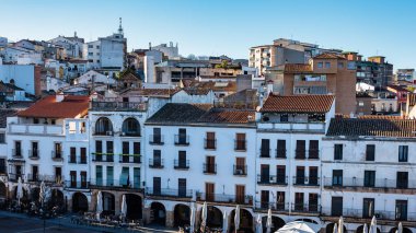 Caceres, Extremadura 'nın ana meydanındaki pitoresk evlerin cepheleri