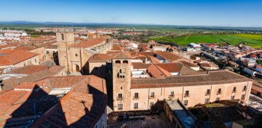 Ortaçağ dünya mirası şehri Caceres 'in çatıları üzerindeki hava manzarası