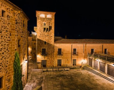 İspanya 'nın Caceres kentindeki Unesco şehrinde geceleri ortaçağ binalarıyla dolu büyük bir meydan..