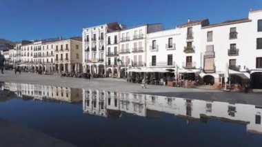 Caceres, Extremadura 'nın ana meydanındaki evlerin sularındaki yansımalar