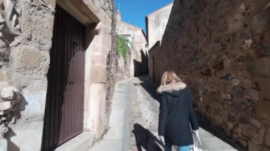 Eski ve ortaçağ kenti Caceres, Extremadura 'nın dar sokaklarında gezinen dişi turist.