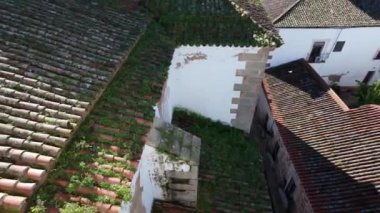 İspanya 'nın orta çağ kasabası Caceres' in çatılarının ve şehir manzarasının havadan görünüşü