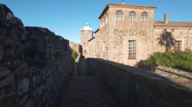 Ortaçağ tarzında anıtsal taş binalar Caceres şehir duvarı içinde.