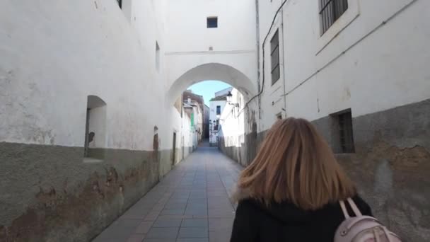 Donna Turistica Passeggiando Strade Imbiancate Della Città Caceres Spagna — Video Stock