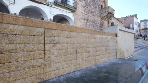 スペイン カセレス市の大きなメイン広場の新鮮な水噴水 — ストック動画