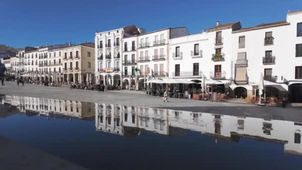 Reflexiones Agua Las Casas Plaza Principal Ciudad Cáceres Extremadura — Vídeo de stock