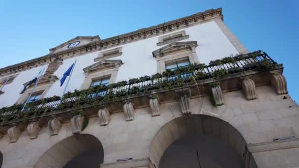 植物と旗で装飾されたケーレス市庁舎 エクストレマドゥーラ — ストック動画