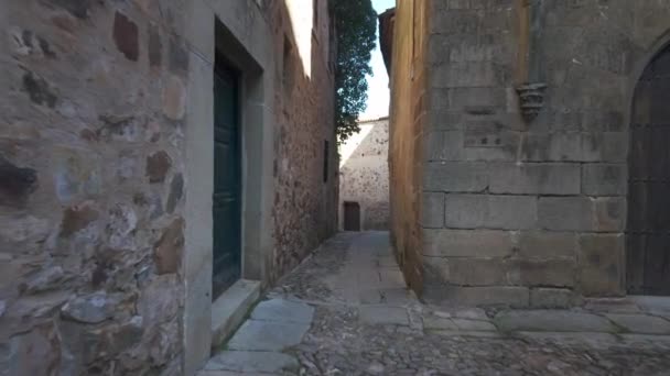 Turystka Spacerująca Wąskimi Uliczkami Średniowiecznego Miasta Caceres Hiszpania — Wideo stockowe