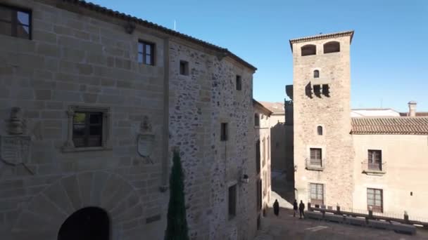 西班牙Caceres市带有中世纪风格的纪念性建筑的广场 — 图库视频影像