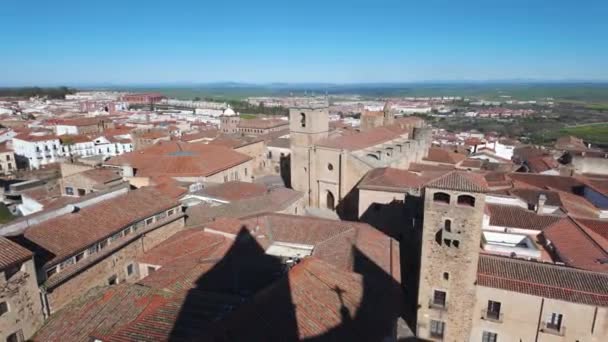 中世の町カセレスの屋上と街並みの空想的な眺め スペイン — ストック動画