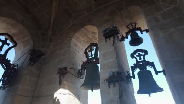 Dzwonnica Wieloma Starożytnymi Dzwonami Średniowiecznej Katedrze Caceres Hiszpania — Wideo stockowe