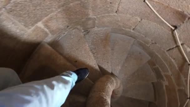 スパイラル カセレス スペインの形をした中世の石の階段を降りる男 — ストック動画