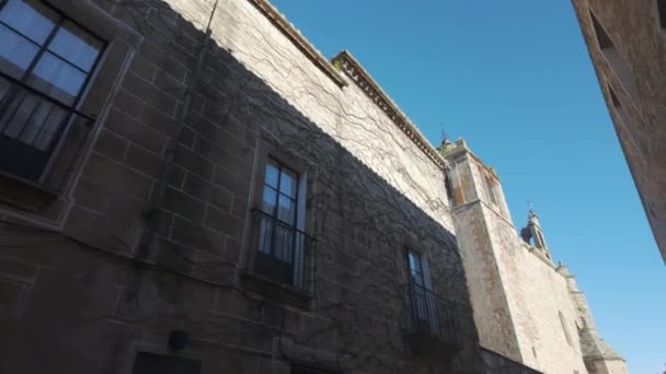 中世の教会 カセレス エストレマドゥーラのバルコニーと高い塔を持つ中世の建物 — ストック動画