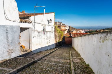 Caceres, Extremadura 'daki Yahudi mahallesinde beyazlatılmış evleri olan resimli sokaklar..