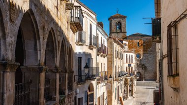 İspanya, Trujillo meydanının yanındaki taş kemerli ve balkonlu asil evler.