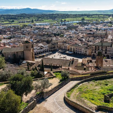 Trujillos ana meydanının panoramik manzarası..