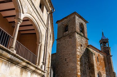 Eski taş evler ve Unesco şehrindeki çok eski kilise kulesi Trujillo, Extremadura.