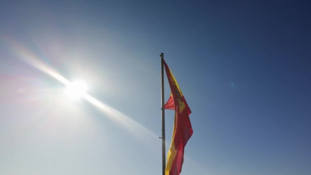 Rüzgarda Sallanan Spanyol Bayrağı Mavi Gökyüzünde Parlayan Güneşle Ağır Çekimde — Stok video
