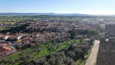 Trujillo 'nun anıtsal şehrinin panoramik manzarası, Amerika, İspanya fatihlerinin kökeni