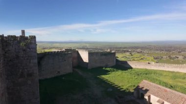 Ortaçağ şehri Trujillo 'nun tepelerinden görülen manzaranın panoramik görüntüsü