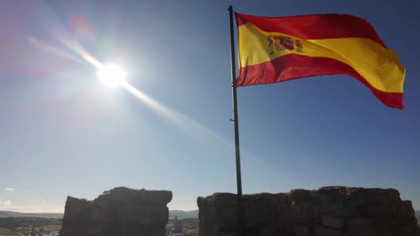 Flagge Spaniens Auf Dem Hügel Rund Die Mittelalterliche Stadt Trujillo — Stockvideo