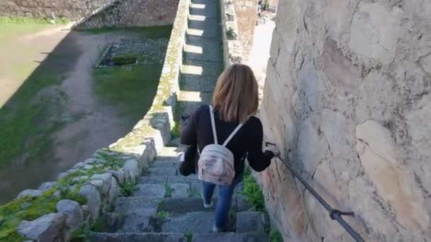 Туристична Жінка Спускається Сходами Стіни Середньовічного Міста Трухільйо Естремадура — стокове відео