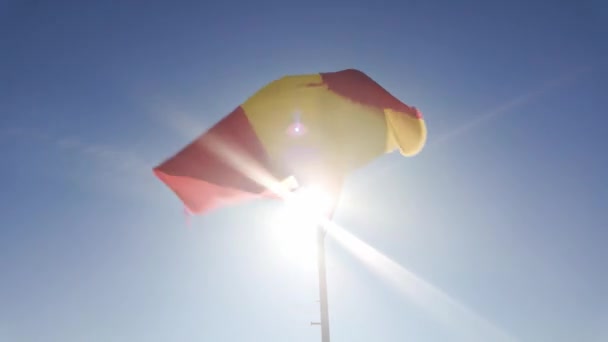 特鲁希略 西班牙国旗在风中飘扬 阳光照射到他的身上 — 图库视频影像